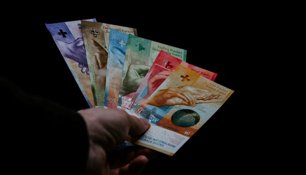 Мосбиржа приостановила торги швейцарским франком с 14 июня
