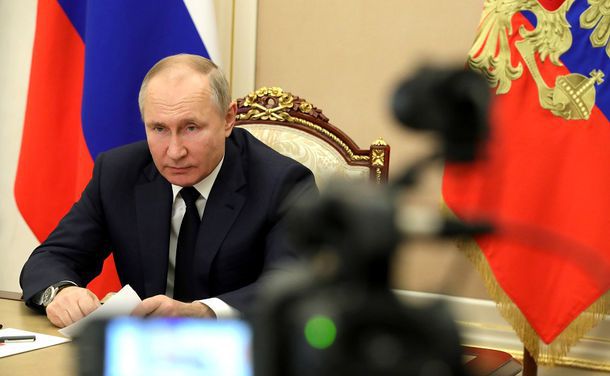 Президент России Владимир Путин ввел военное положение в четырех новых регионах страны