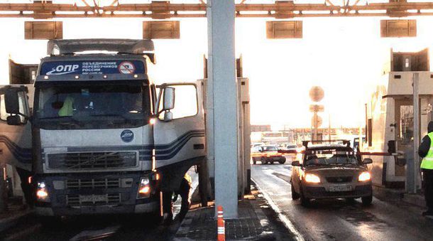 Более 20 транспортных компаний протестуют на трассе М-11 «Москва-Санкт-Петербург»