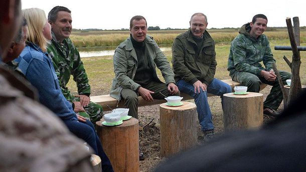 Фотографии со встречи Владимира Путина и Дмитрия Медведева с рыбаками превратились в сетевой мем