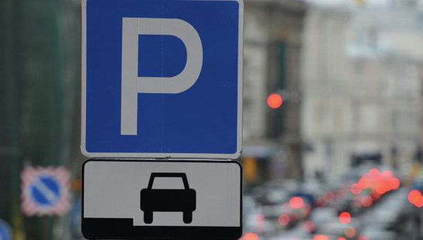 МИД потребовал от Смольного создать бесплатную парковку для иностранных дипломатов в центре Петербурга