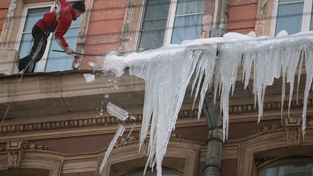 Отчаявшиеся петербуржцы запустили флешмоб, участники которого сгребают снег к дверям коммунальных служб