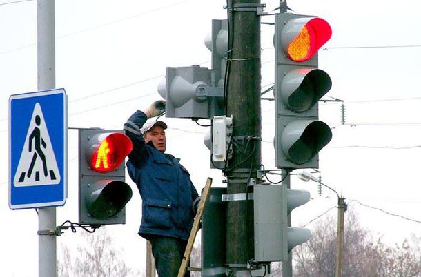 Отключение светофоров парализовало движение на дорогах Северной столицы