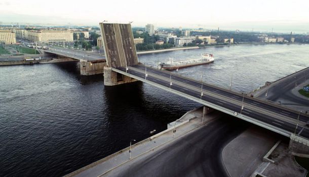 Причиной самопроизвольной разводки Володарского моста мог стать изношенный гидропривод