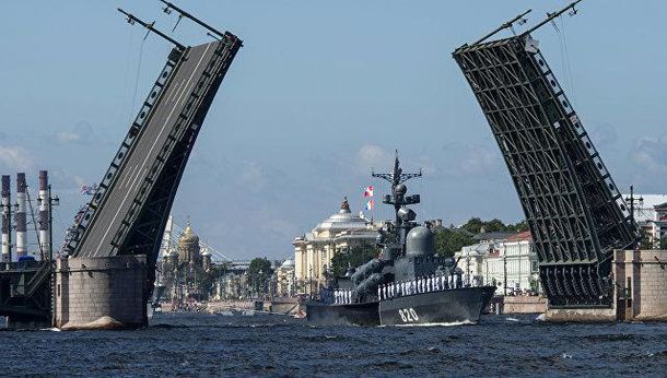 Репетицию Военно-морского парада пришли посмотреть тысячи петербуржцев