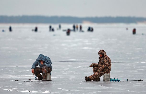 Рыбаков, которых МЧС снимает с оторвавшихся льдин,  могут заставить оплачивать затраты спасателей