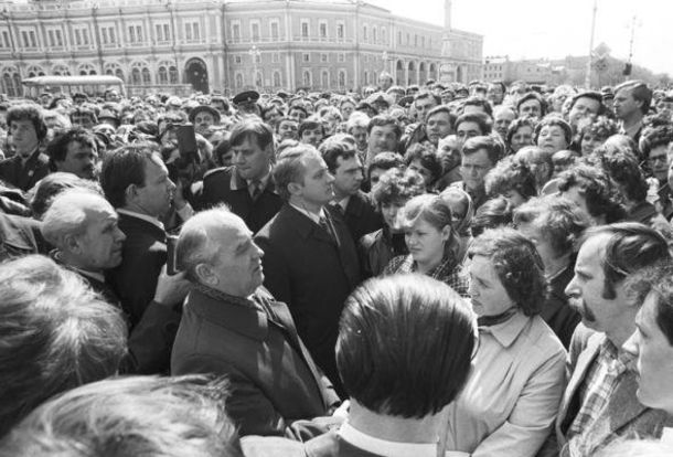 В День рождения Михаила Горбачева в Петербурге вспоминают, как генсек общался с горожанами на Невском проспекте