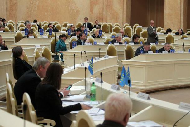 В Законодательном собрании Петербурга вновь разгорелся спор о том, кто из депутатов  чьи интересы лоббирует