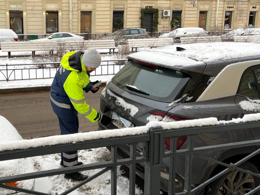 Почти 400 автомобилей с закрытыми номерами обнаружили за неделю в зоне платной парковки Петербурга