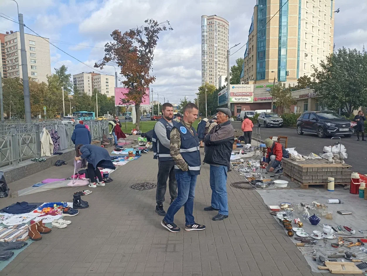 Новые локации и усиление мобильных групп: в Петербурге продолжили рейды против нелегальной торговли