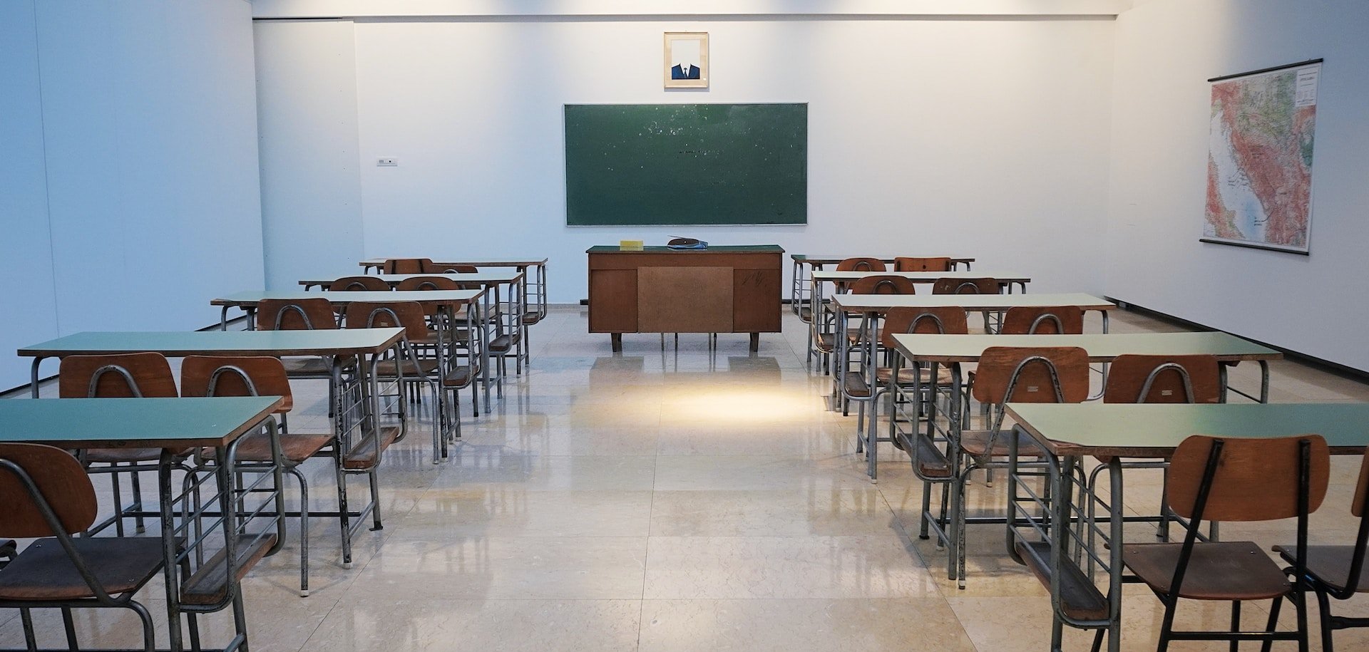 Эксперты назвали острой проблему с кадрами в школах Петербурга