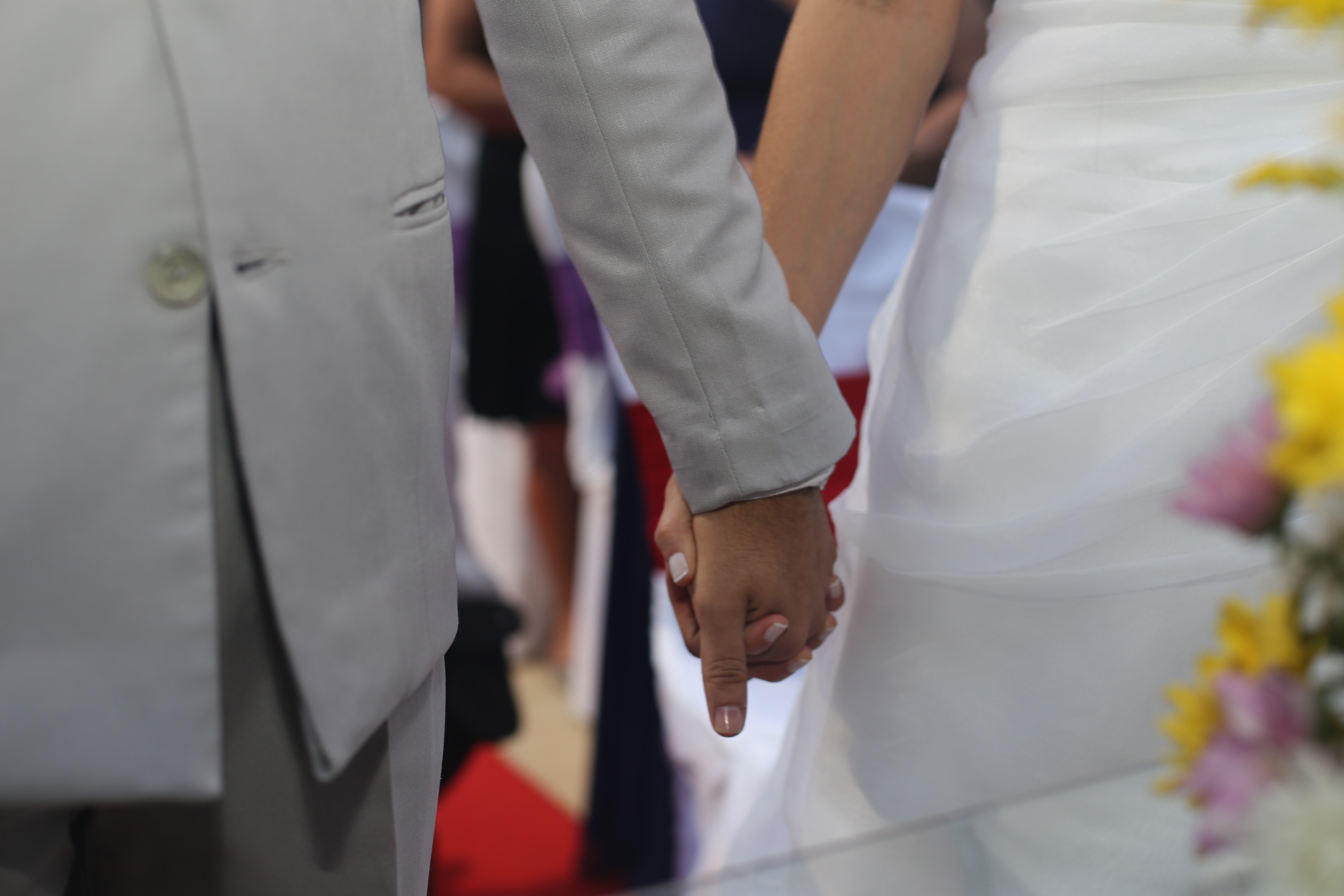 Действительный брак. Жених и невеста держатся за руки. Фиктивный брак фото. Прощание невесты с семьёй. Женился на руке.