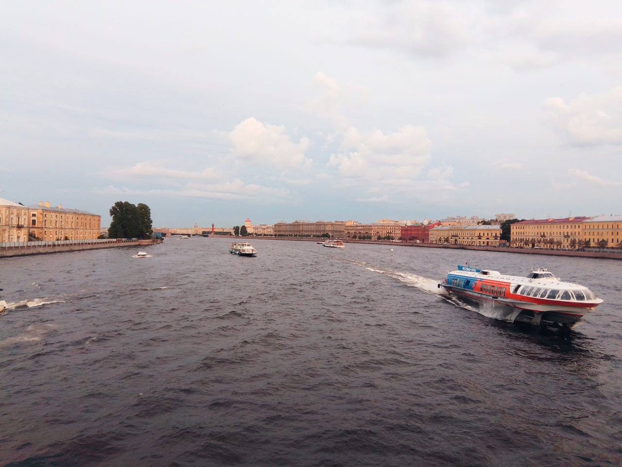 В Петербурге запустили новый регулярный водный маршрут по Неве | 09.09.2023  | Санкт-Петербург - БезФормата