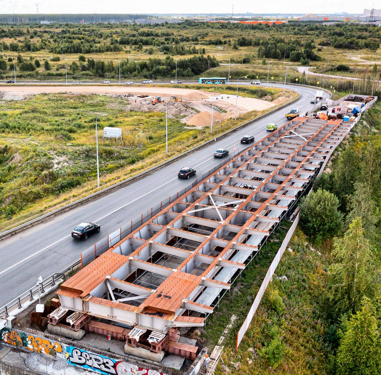 Над Мурманским шоссе в Кудрово поставили каркас будущей развязки