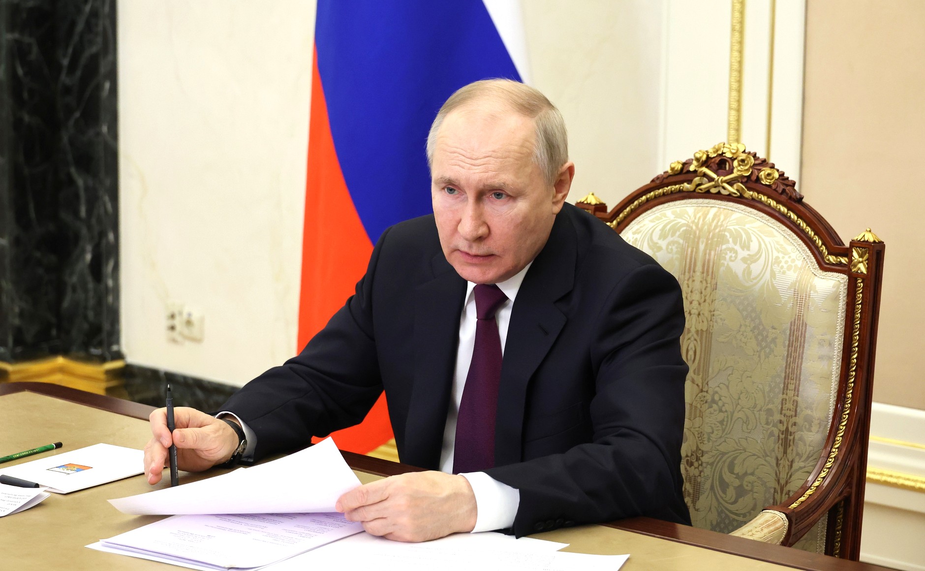 Путин бросил ручку на стол