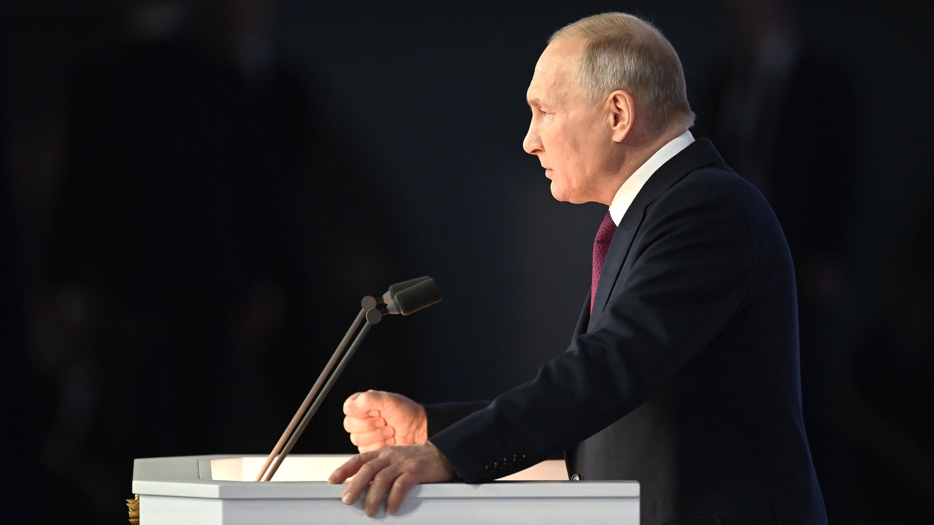 «Сесть за стол переговоров с Западом»: в Петербурге отреагировали на послание Путина