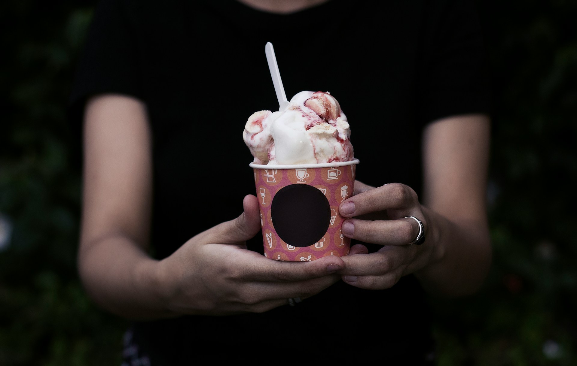 Готовы переплачивать на бренд: спрос и цены на мороженое в Петербурге опять выросли