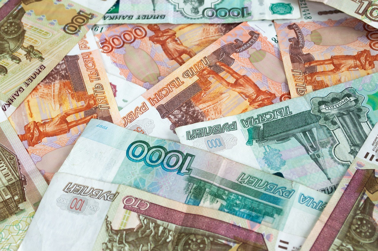 Зарплатные запросы жителей Петербурга за год выросли на 15 тысяч рублей