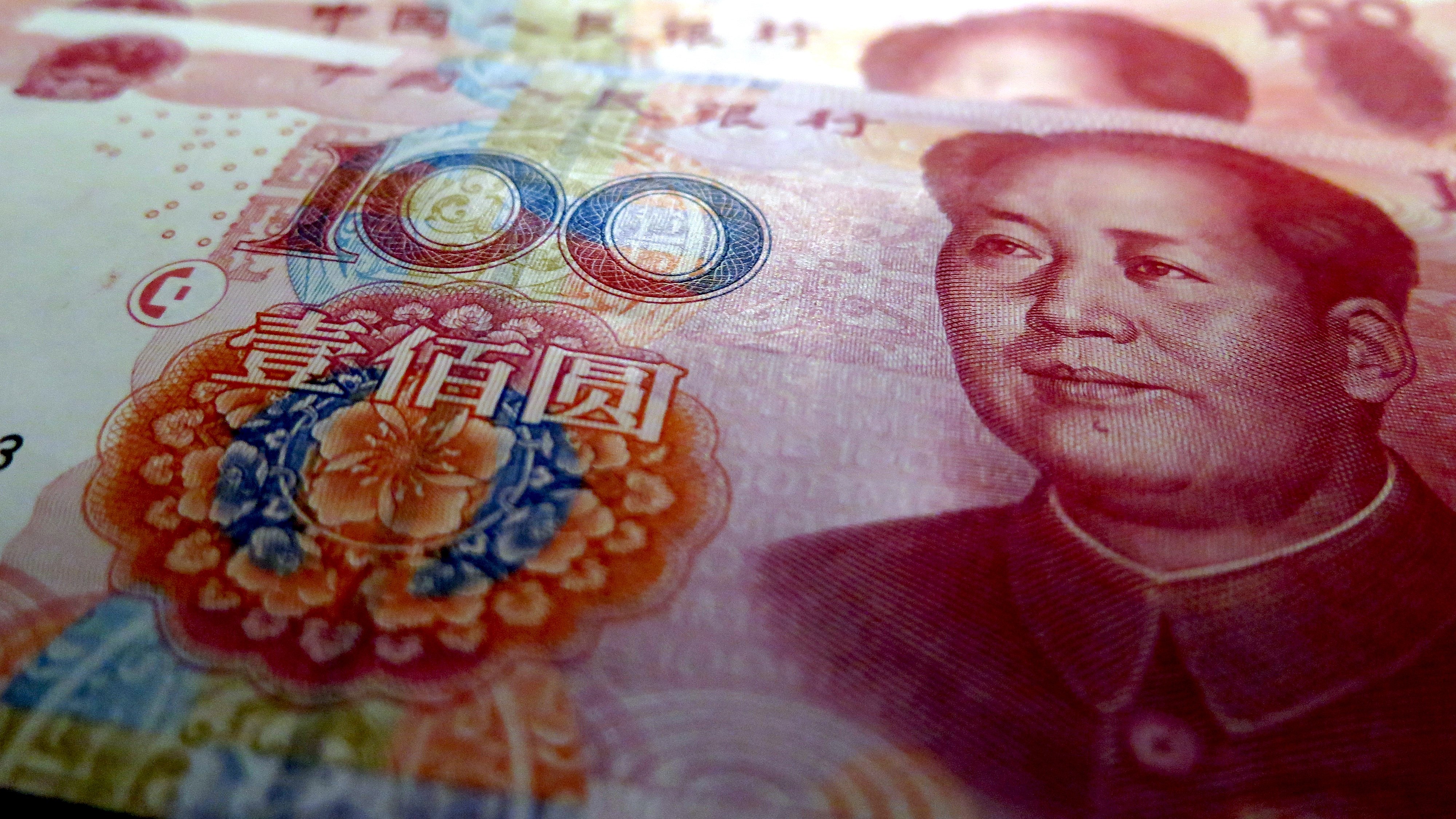 Банки в России повышают комиссии за операции с юанем из-за санкций