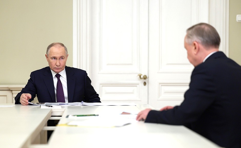 Путин провел рабочую встречу с губернатором Петербурга Бегловым