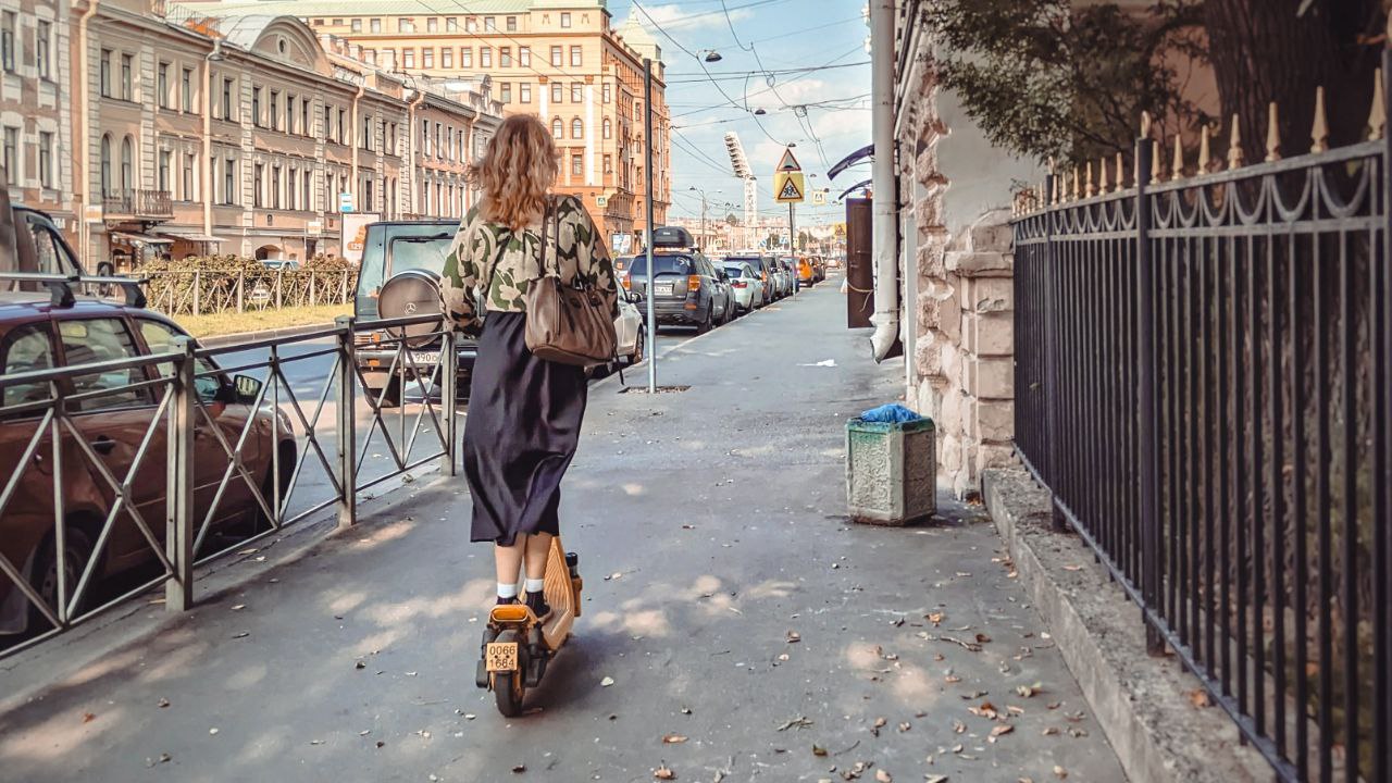 Убрать с тротуаров: власти Петербурга сформулировали свое отношение к электросамокатам