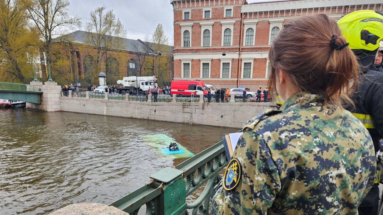 Автобус с пассажирами упал с моста в реку Мойку