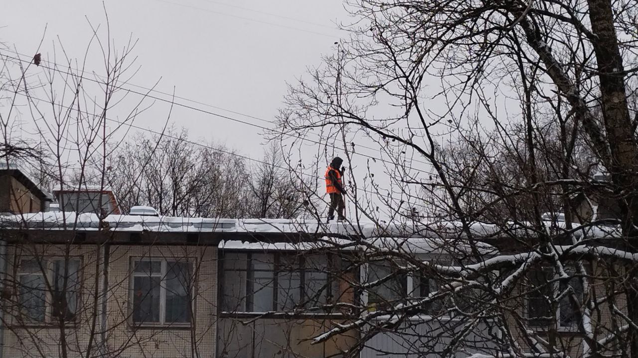 Часть районов Петербурга не укомплектована кровельщиками в преддверии зимы