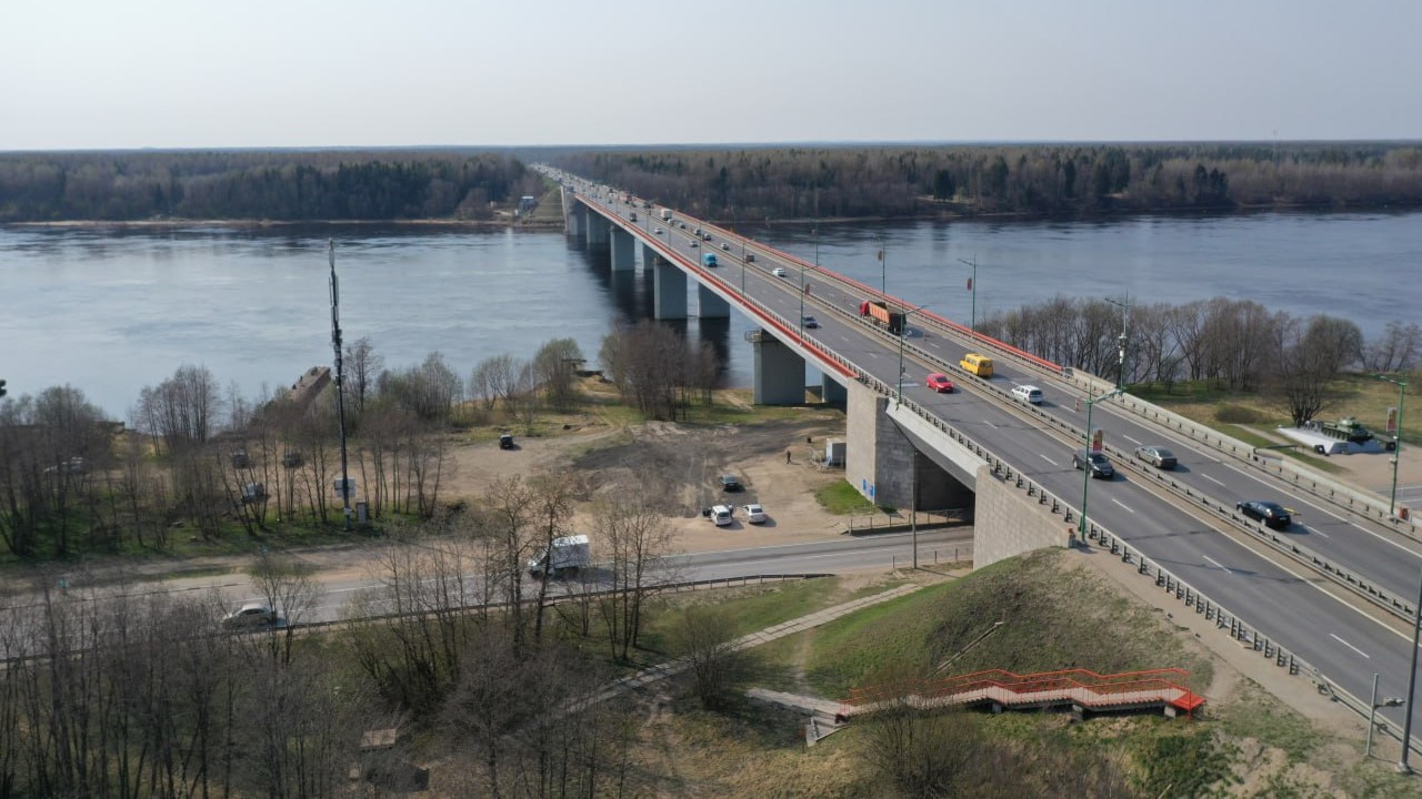 На Ладожском мосту с декабря ограничат движение грузовиков