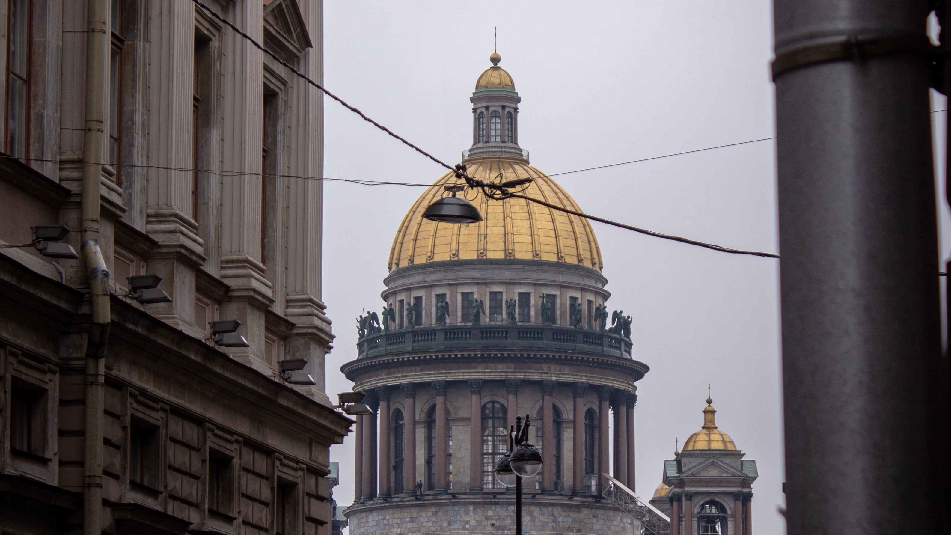 100 петербург. Известная постройка в Петербурге. Питер сейчас фото. Санкт-Петербург в апреле. Здание суда в Санкт-Петербурге.