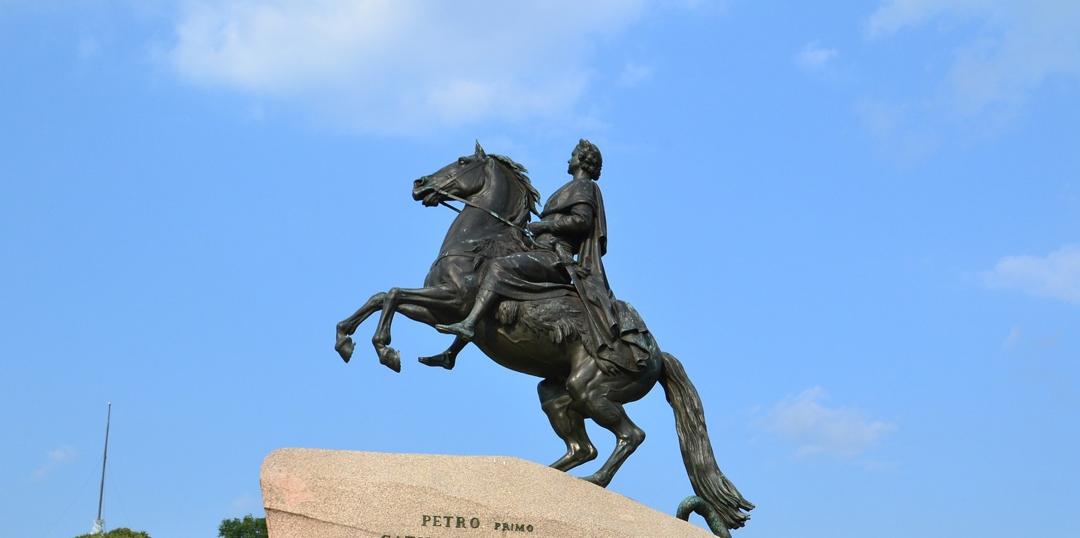 Памятник в Петербурге всадник на коне