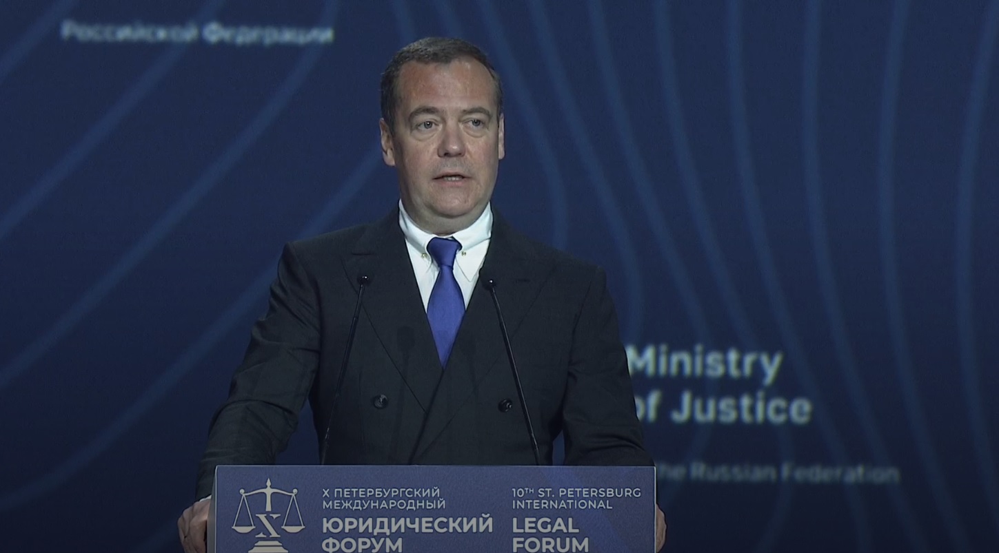 Началось пленарное заседание «Право в многополярном мире» с участием заместителя председателя Совета Безопасности РФ Дмитрия Медведева 
