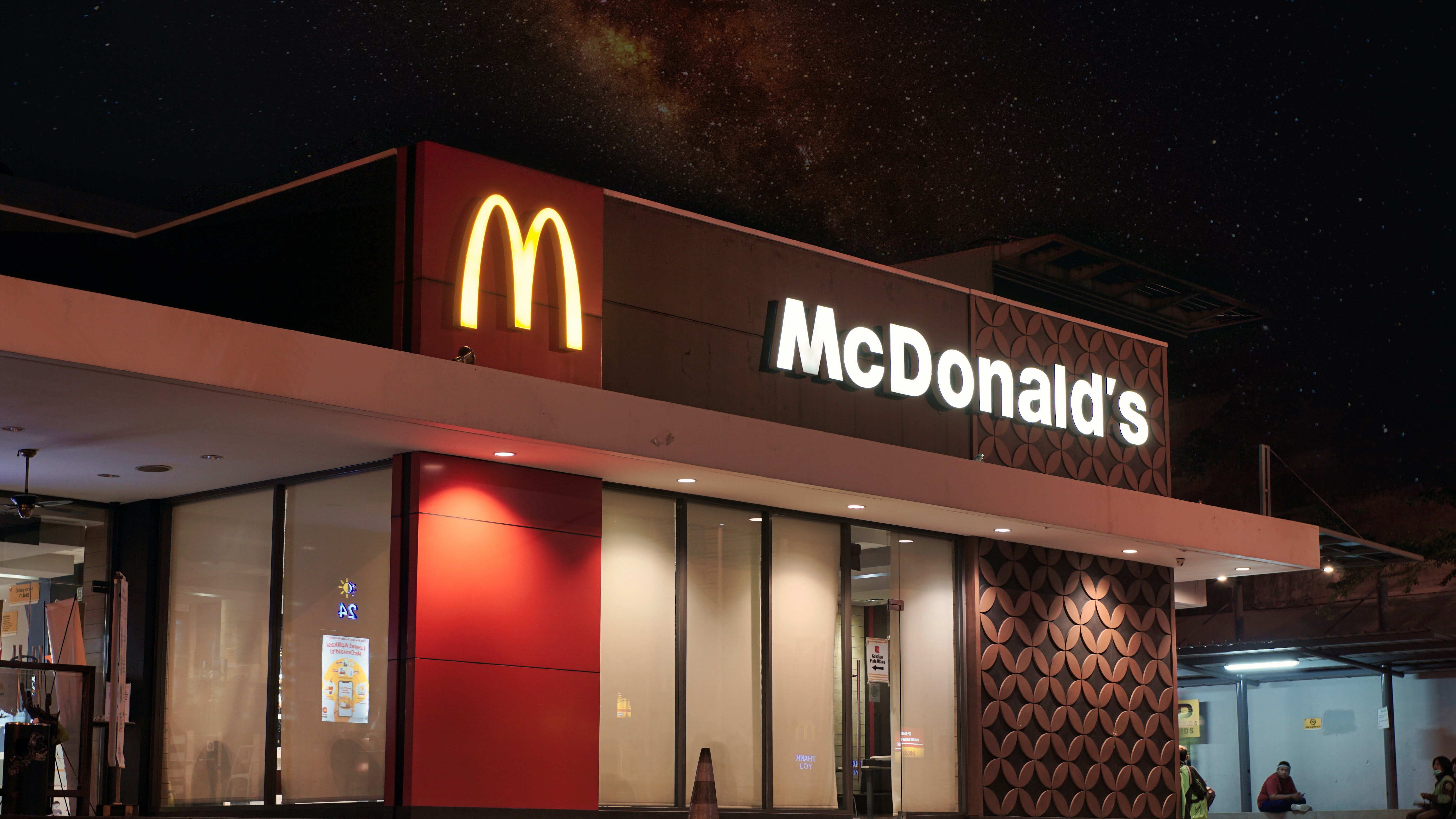 Ресторан mcdonald s. Ребрендинг макдональдс. Макдональдс в США. Макдональдс в Казахстане. Макдональдс закрыт.