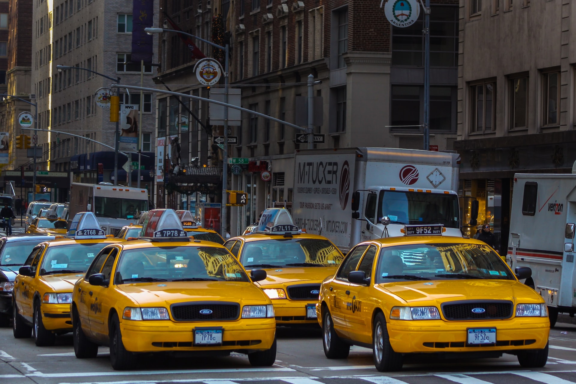 Такси в Ленобласти предложили подвести под единый цветовой стандарт