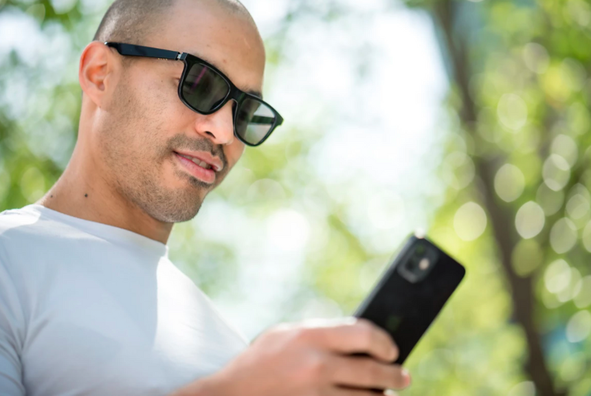 О росте продаж беспроводных наушников и солнцезащитных очках, управляемых со смартфона