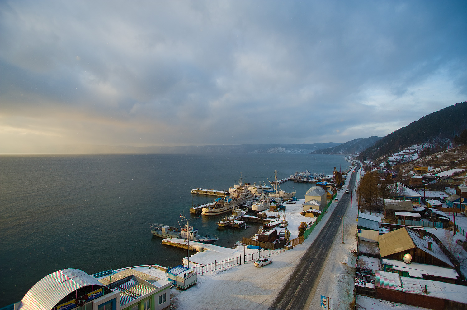 Листвянка самостоятельно. Озеро байкал поселок листвянка. Поселок листвянка на байкале. Листвянка самостоятельно. Байкал вилладж.