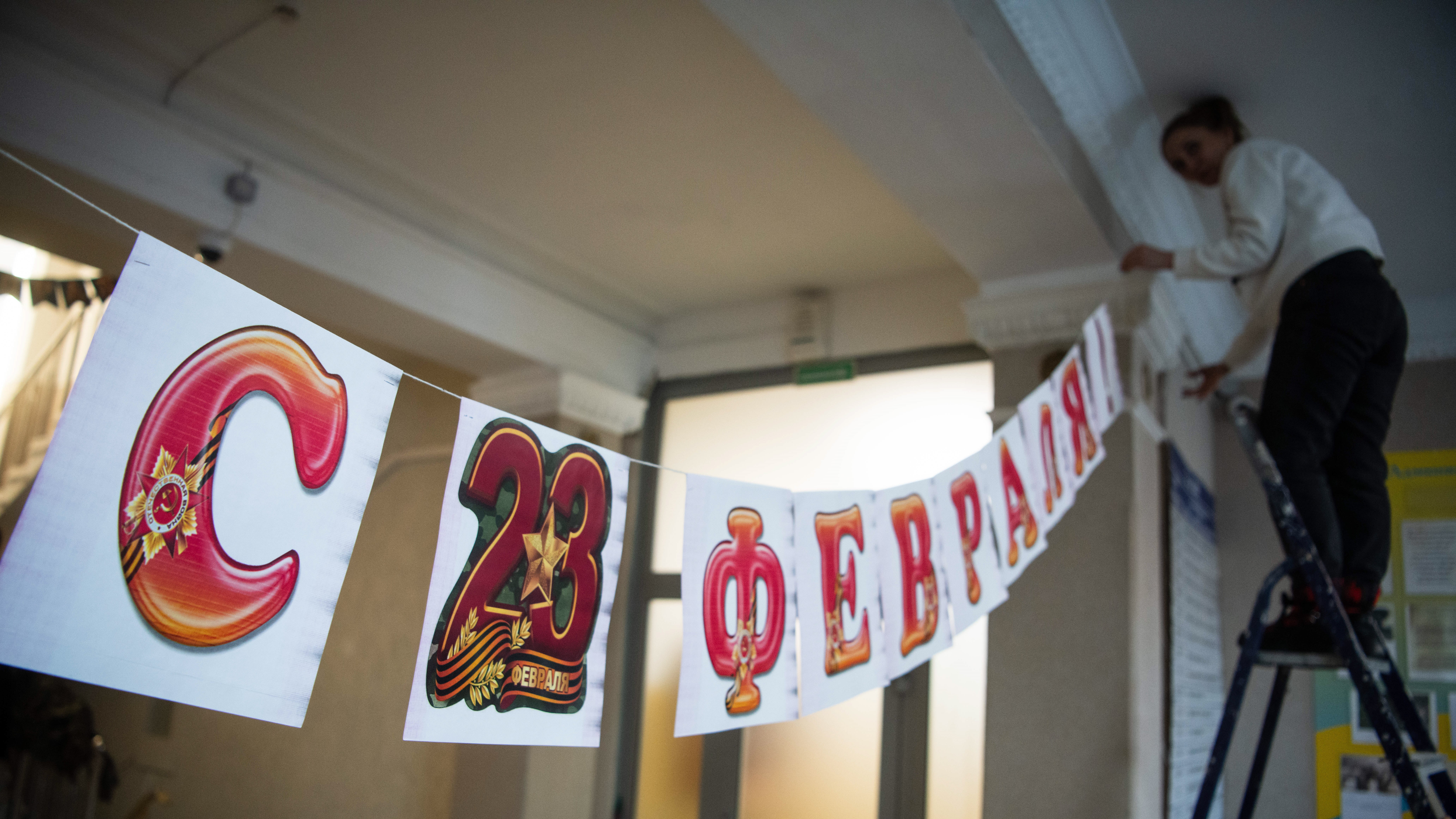 Петербуржцы планируют потратить на подарки к 23 февраля в среднем 4900 рублей