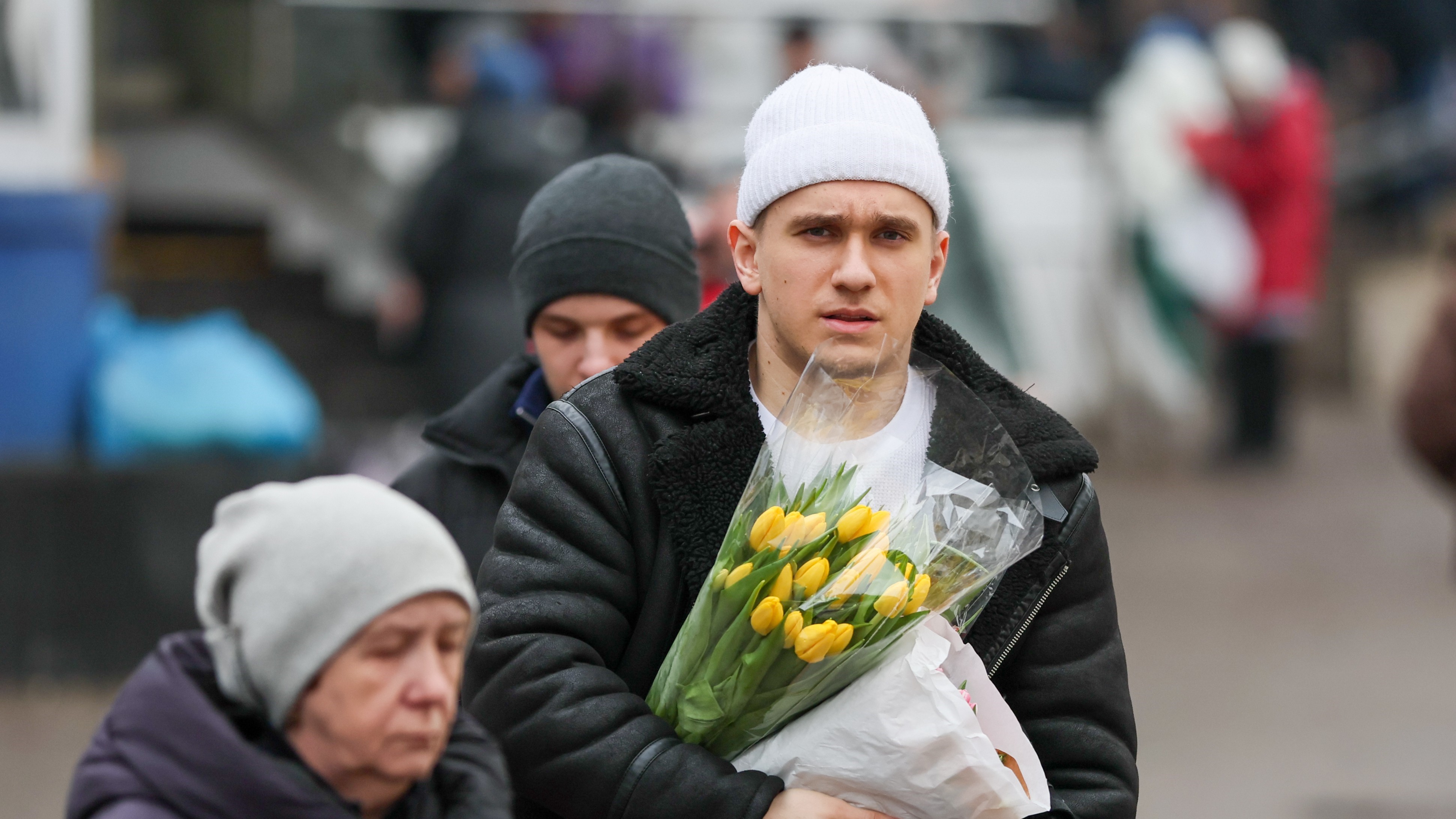 Жители Петербурга планируют потратить на подарки к 8 Марта в среднем 6 500 рублей