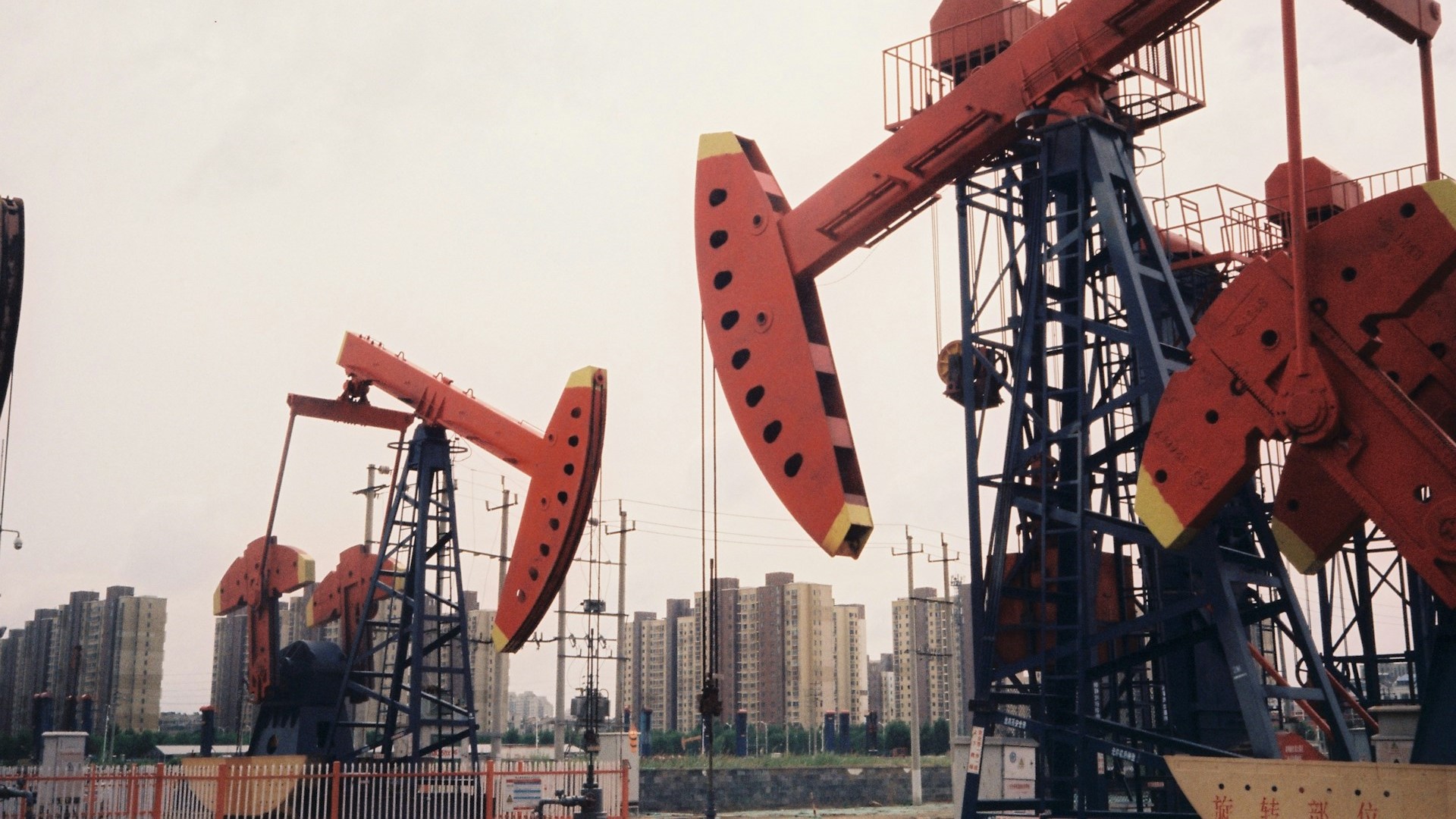 Страны ОПЕК+ в апреле снизили нефтедобычу на 820 тысяч баррелей в сутки