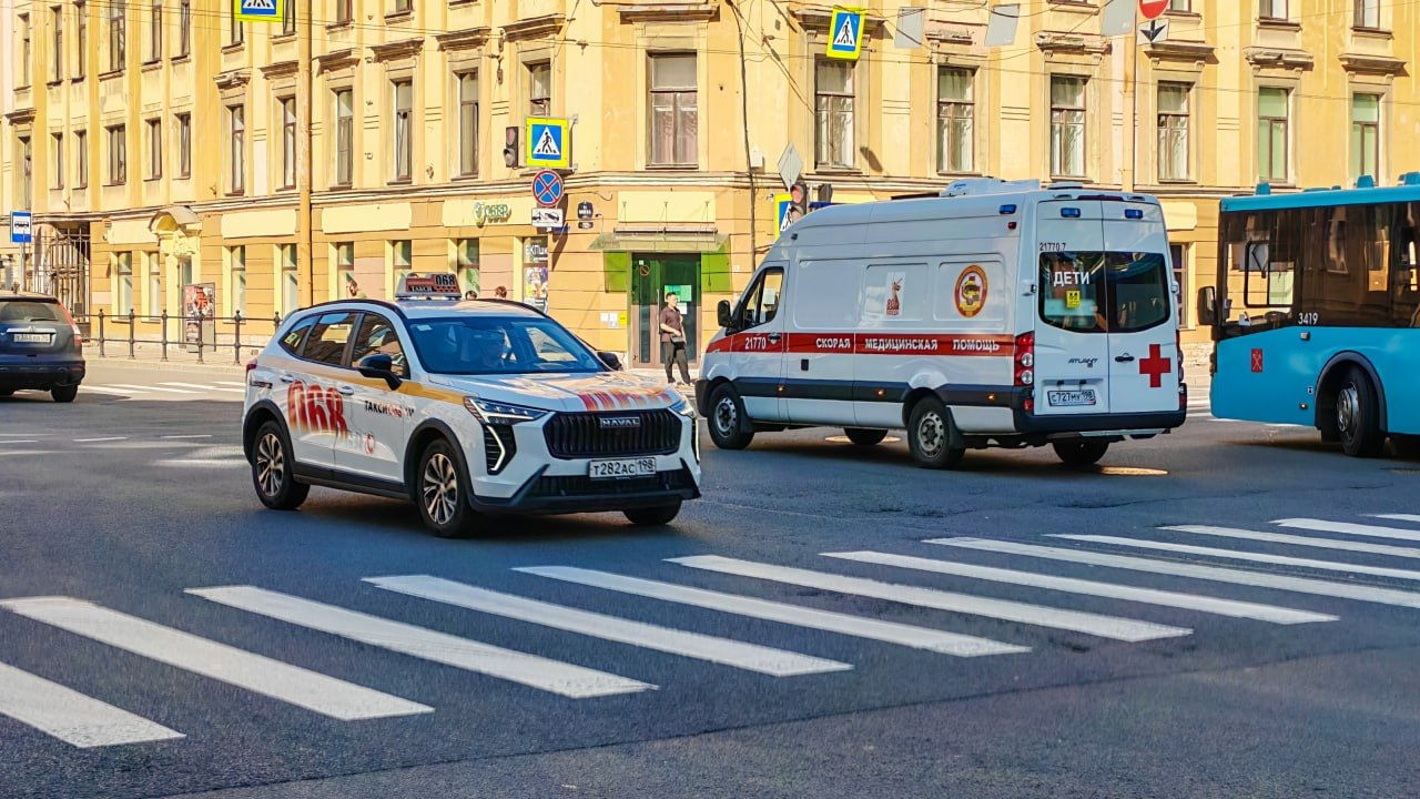 Такси в Петербурге ограничат возможность пользоваться выделенными полосами