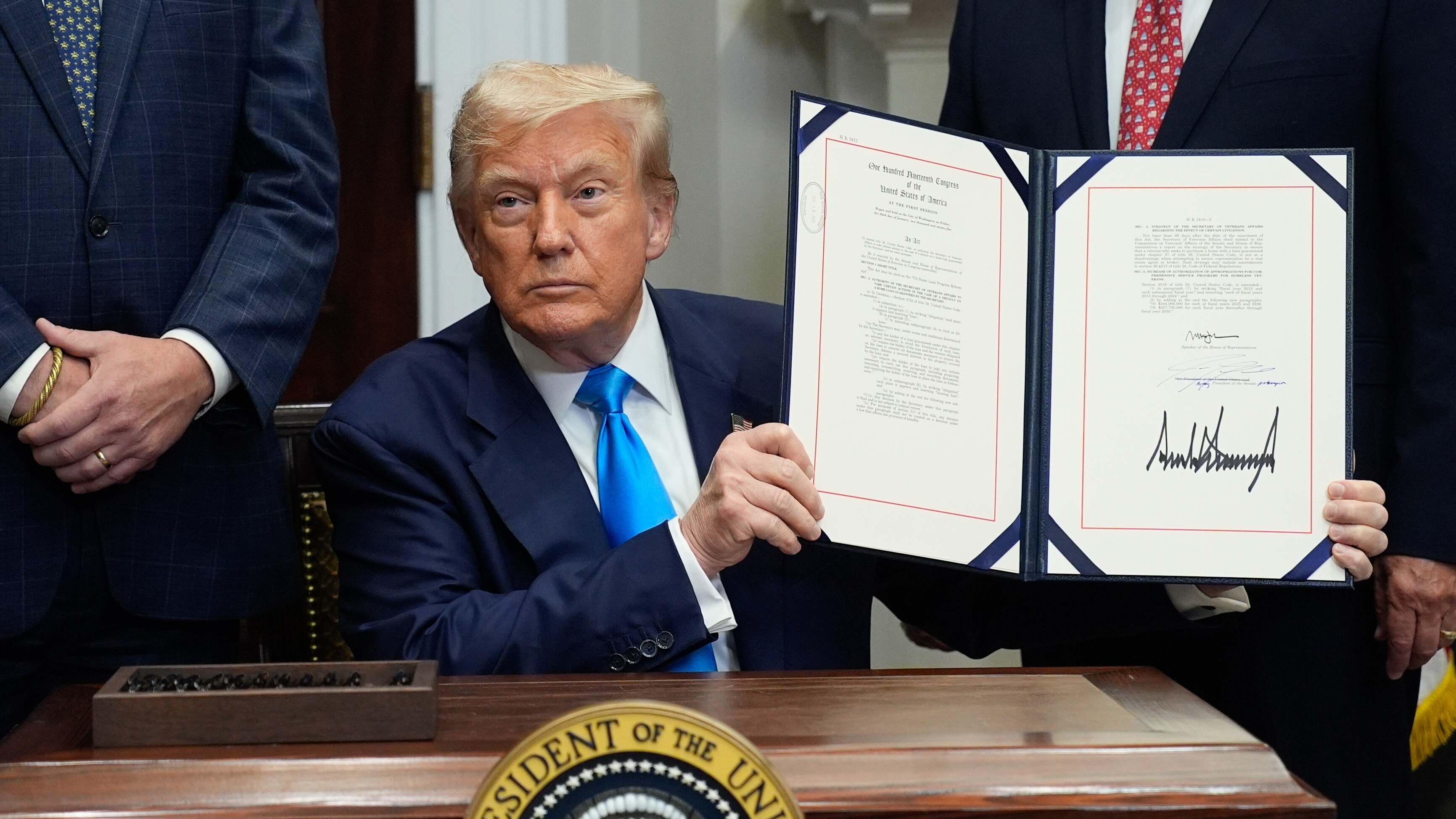 Подпись Дональда Трампа появится на новых долларовых банкнотах США