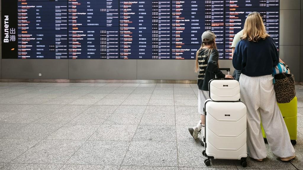 Спрос на услуги туристических агентств в Петербурге упал более чем на 30%