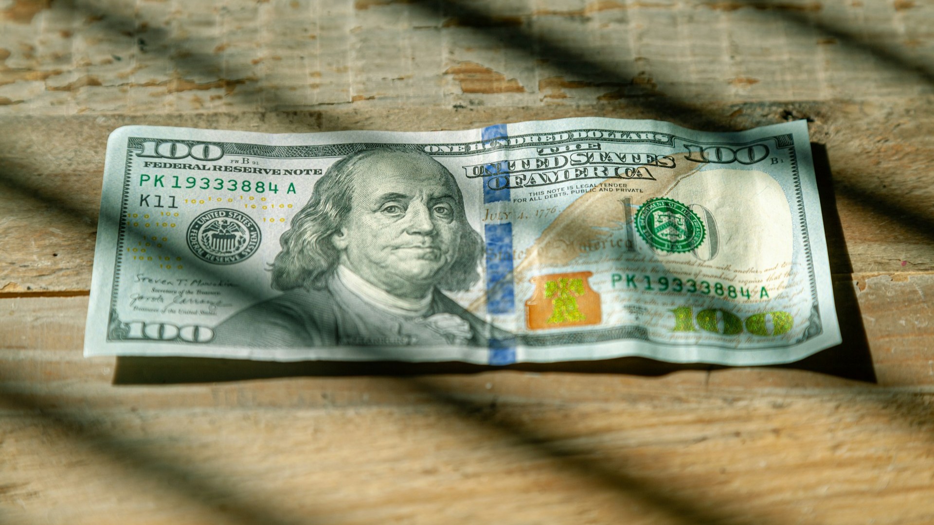 Центробанк понизил курс доллара на 4 февраля до 76,98 рубля