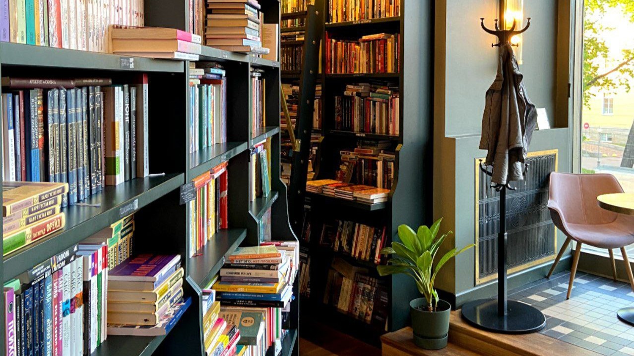 Участники книжного рынка Петербурга заявили о падении посещаемости магазинов на 20%