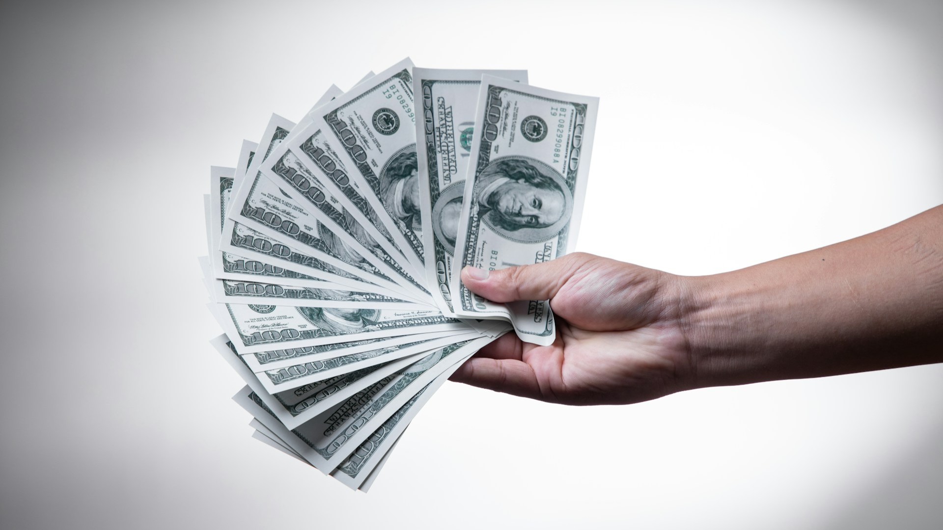 Центробанк повысил курс доллара на 13-15 декабря до 79,73 рубля