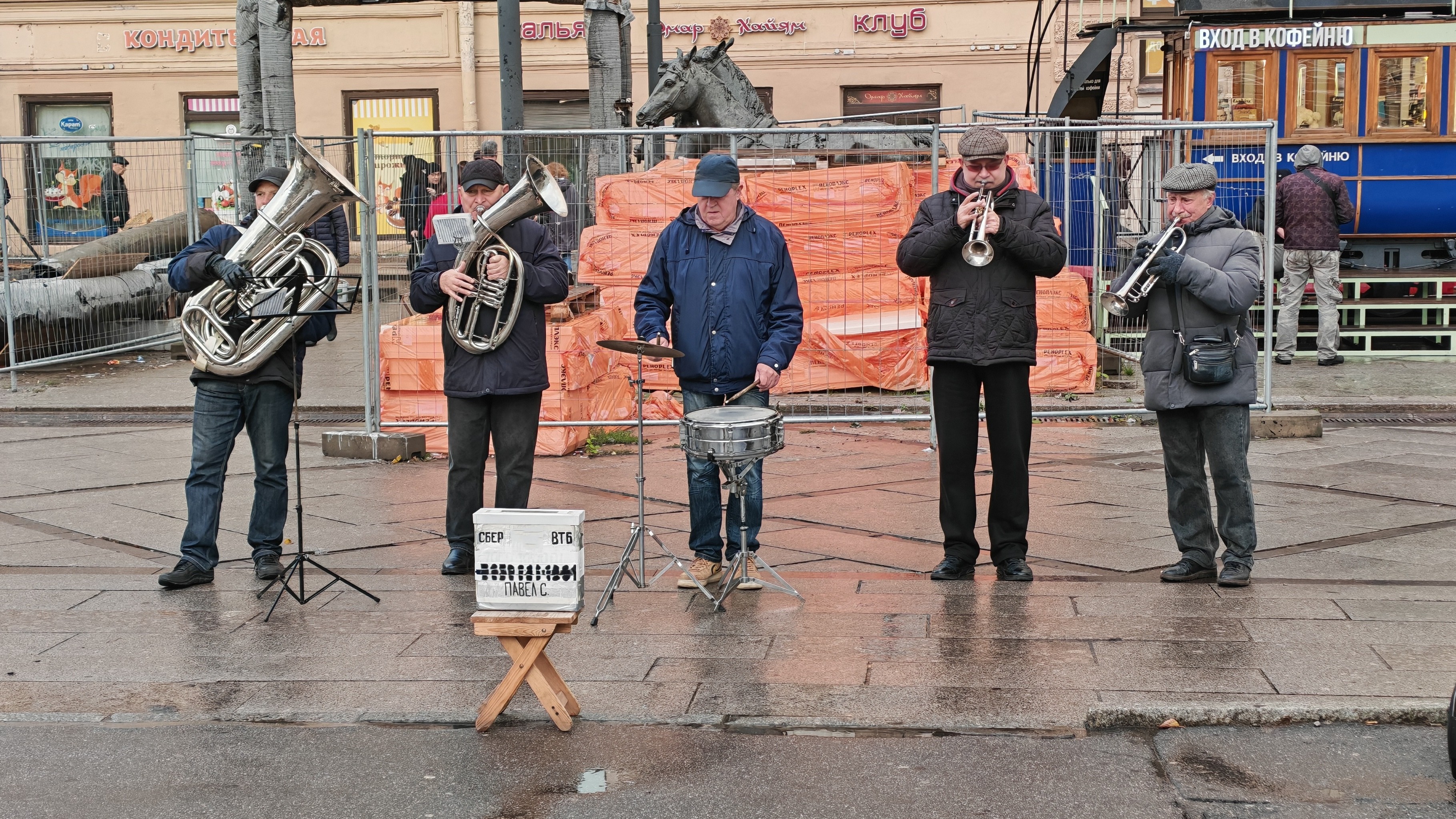 Власти Петербурга начали проверять уличных артистов