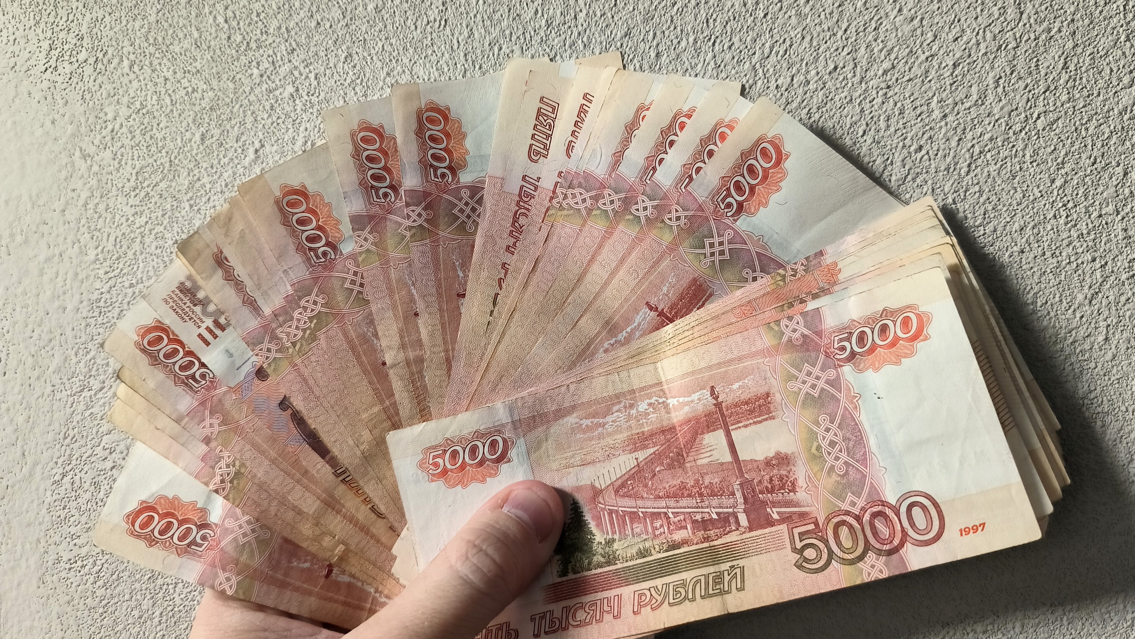 Медианная предлагаемая зарплата в Петербурге за полгода выросла на 2%