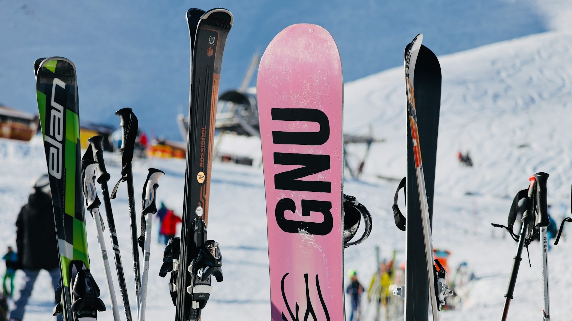 Петербург на старте зимнего сезона: жители скупают лыжи и сноуборды