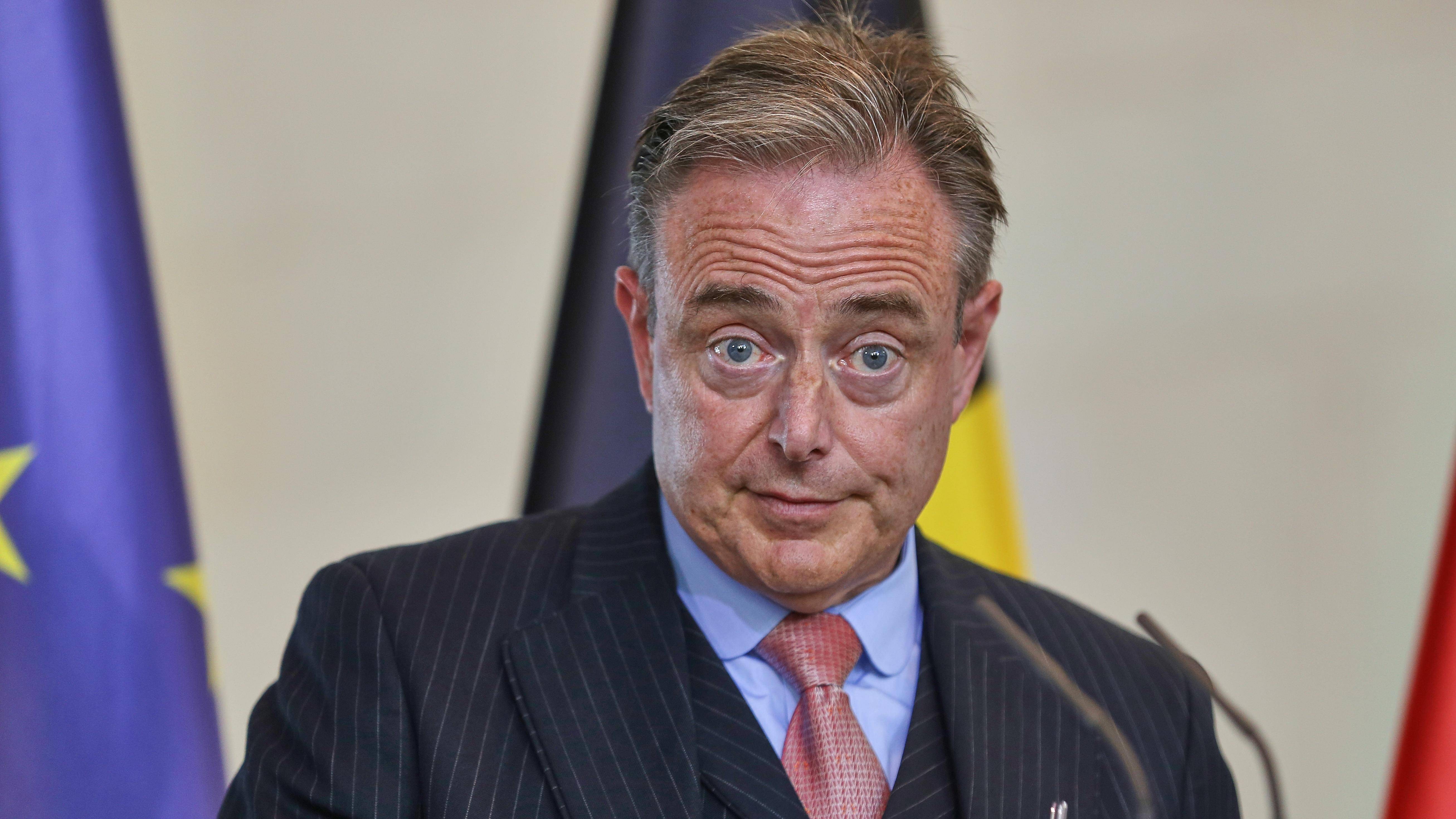 Премьер Бельгии де Вевер пошутил, что ему надо ехать на дачу в Петербург