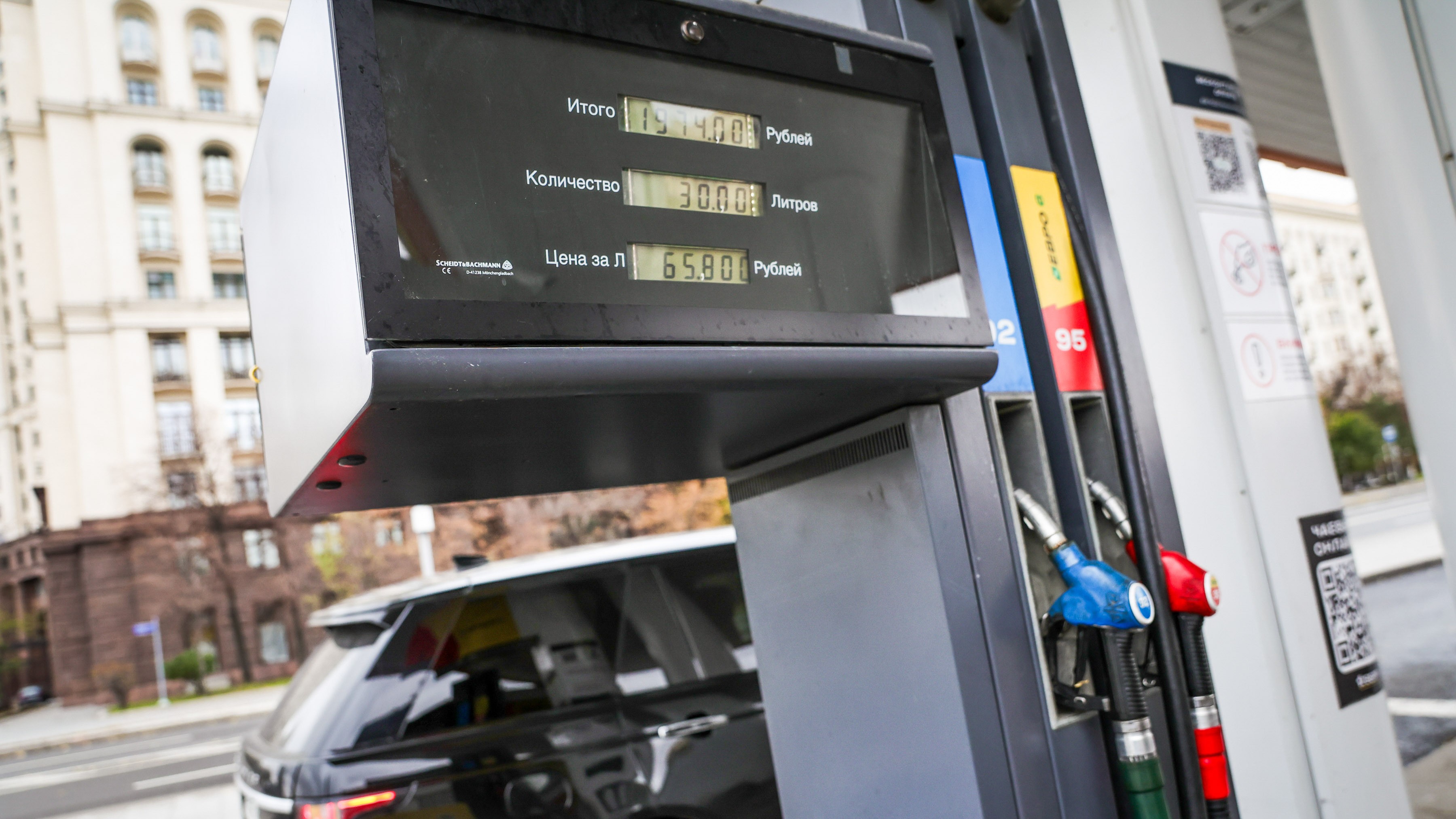 Бензин в России за неделю подорожал в среднем на 14 копеек