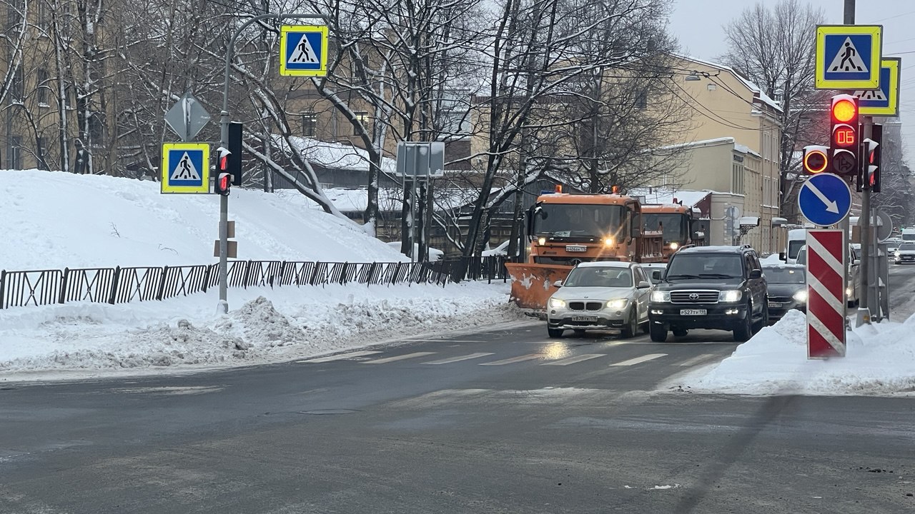 В Смольном попросили петербургских водителей пересесть на общественный транспорт